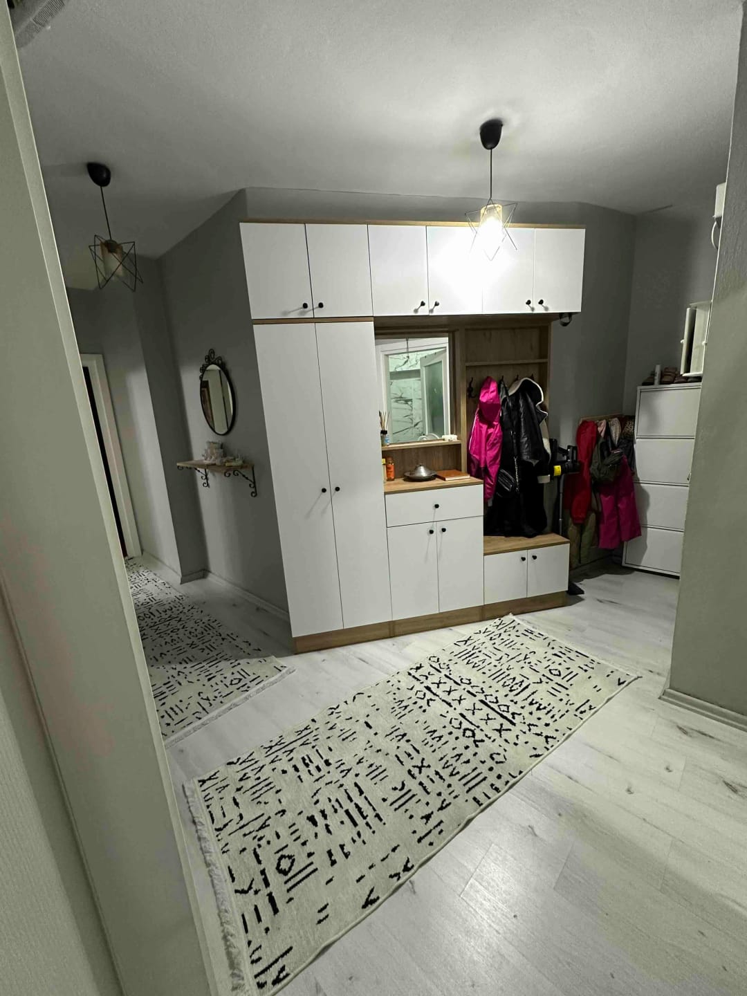 Customer photo review of Rani EA108 Portmanto Çekmeceli Aynalı Askılı Vestiyer Sepet Ceviz - Beyaz