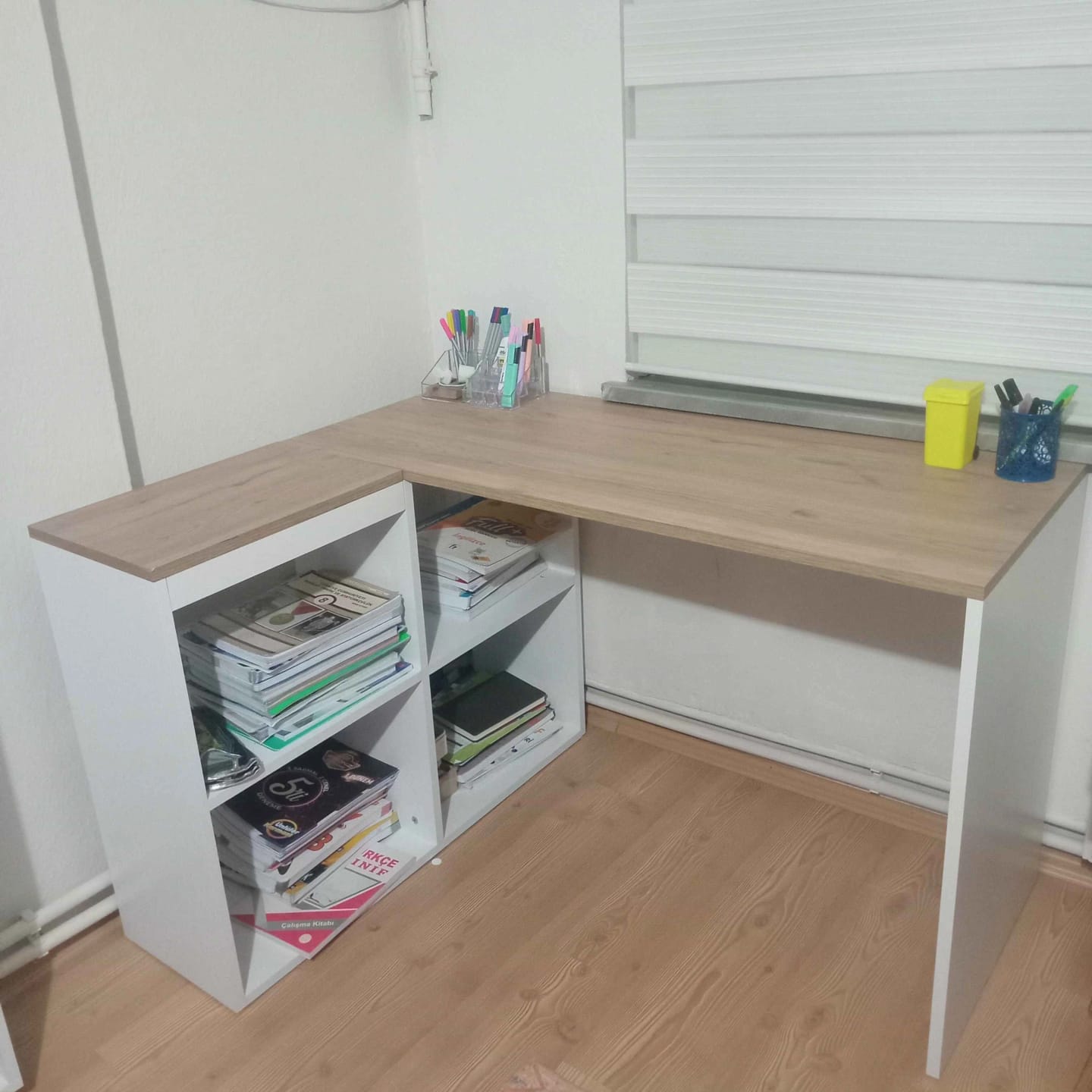 Customer photo review of Rani HA113 Çalışma Ofis Bilgisayar Masası 4 Raflı Köşeli Masa Beyaz - Sepet Ceviz 120 cm