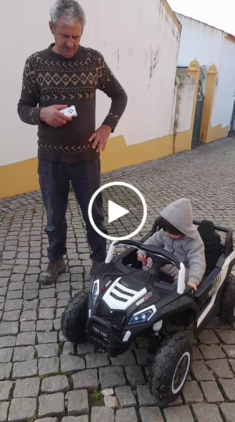 Customer video review of Pré-Venda Carro Elétrico para Criança BEACH BUGGY 4x4 12v Branco c/ RODAS DE BORRACHA & ASSENTO EM PELE
