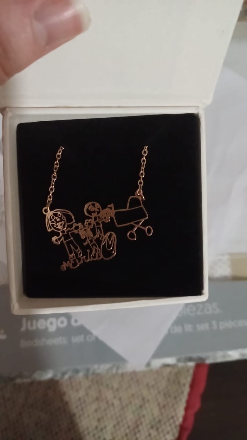 Customer photo review of LOANYA Dibujo infantil personal como Collar o Colgante en oro