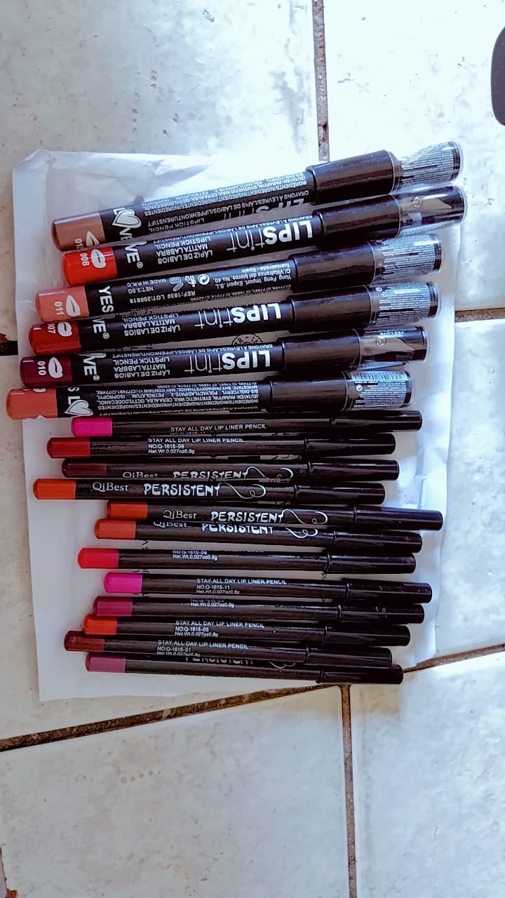 Customer photo review of Lot de 6 Crayons Gras Longue Tenue - Avec Taille-Crayon