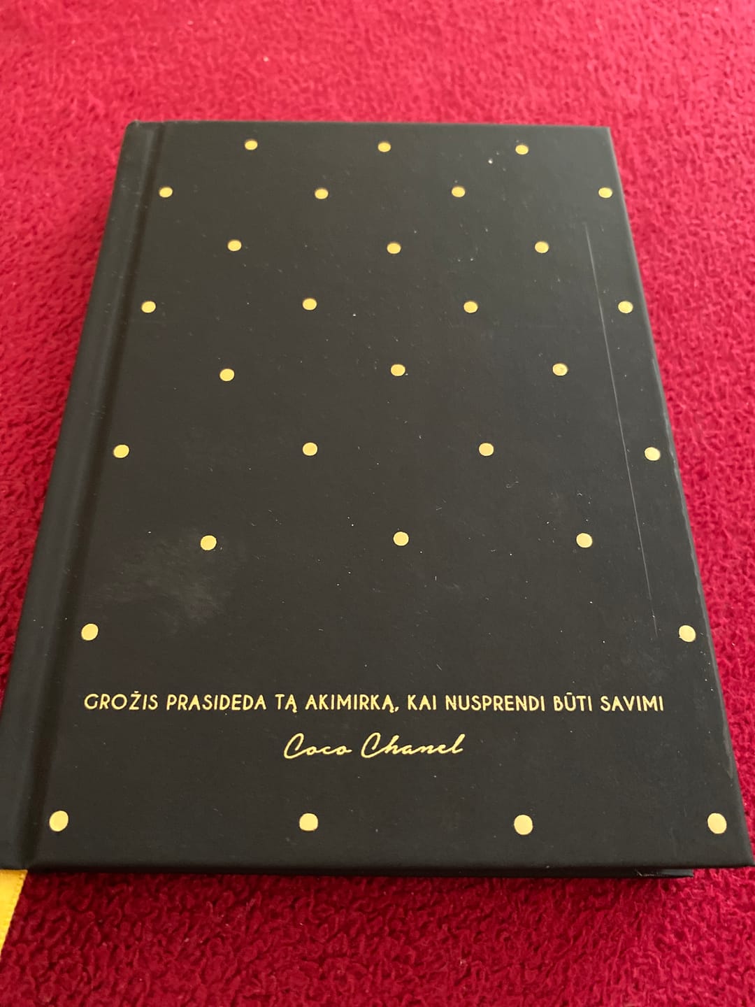 Customer photo review of Maža juoda knygutė: parduota daugiau nei 20 000 egz.! Garsioji originali užrašinė su Coco Chanel citatomis ir šilko juostele – tobulas formatas kiekvienos stilingos moters rankinei!