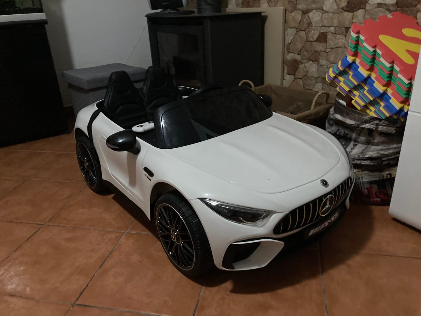 Customer photo review of Carro Elétrico para Criança MERCEDES SL63 Branco 4x4  2 LUGARES 24v c/ RODAS DE BORRACHA & ASSENTO EM PELE