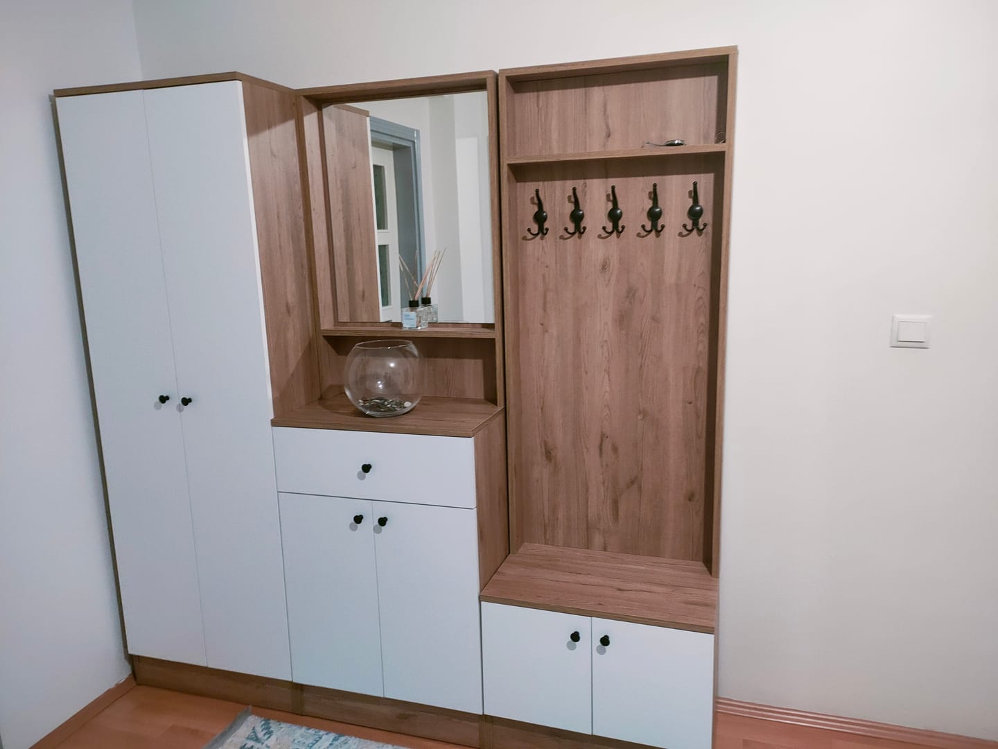 Customer photo review of Rani P6 Modern Çekmeceli Aynalı Askılı Portmanto Ayakkabılık Vestiyer Sepet Ceviz - Beyaz M3