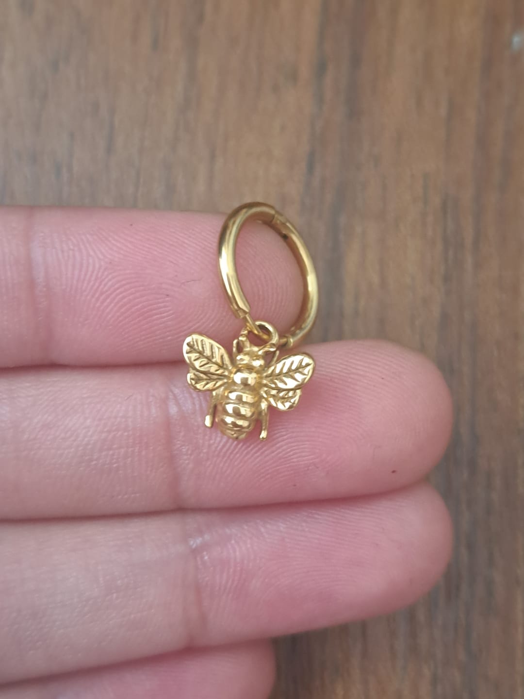 Customer photo review of Aretes Beecuff
