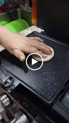 Customer video review of Presa Pan - 10 Inch Non Stick Square Tortilla Cooking Pan