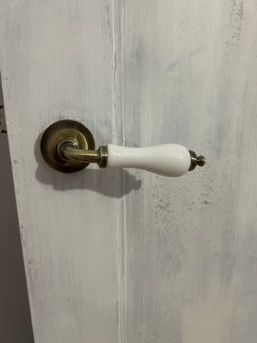 Customer photo review of Manilla rústica con roseta redonda de porcelana blanca en acabado cuero