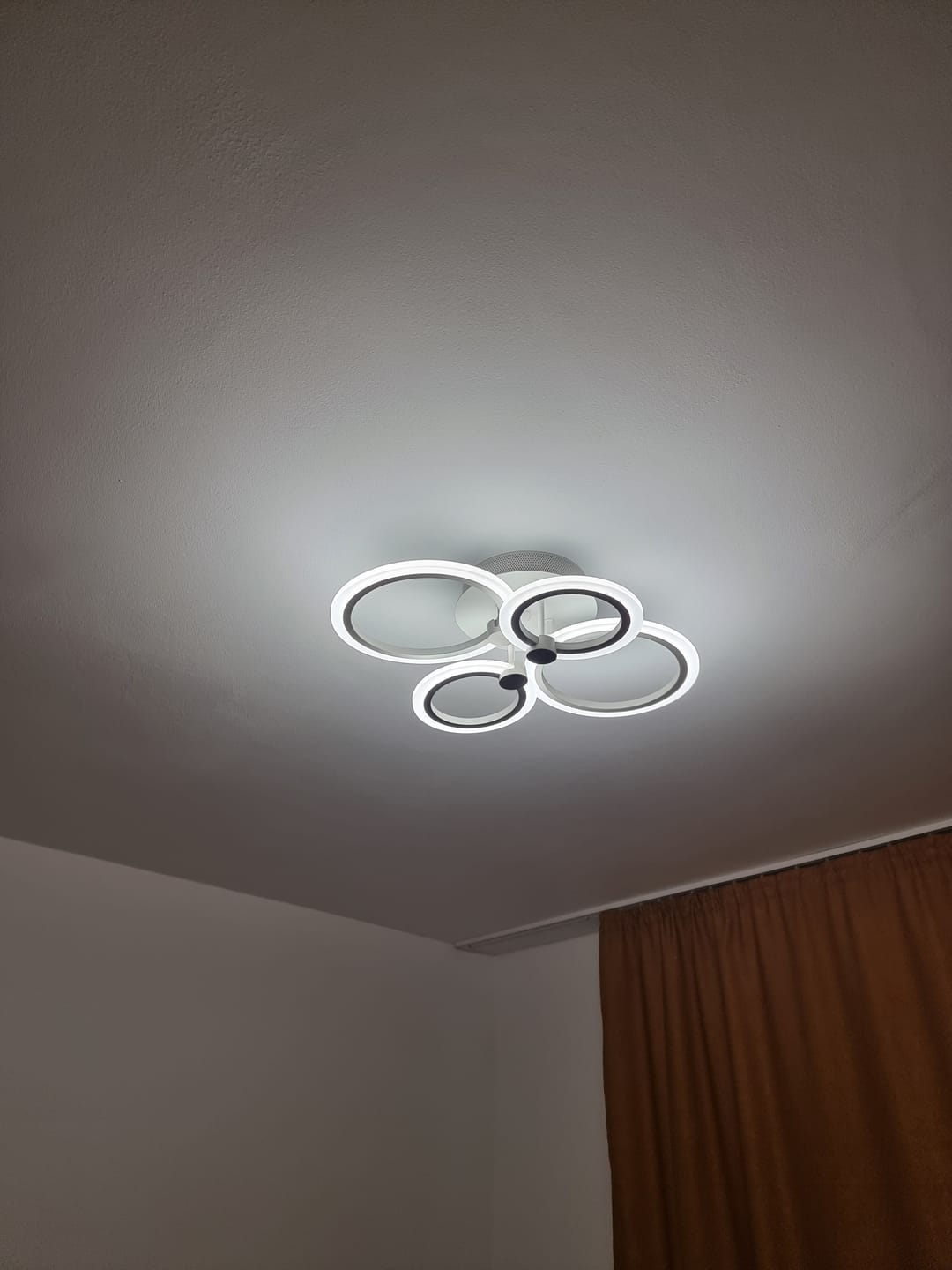 Customer photo review of Lustra LED 2+2 CIRCLE Design Alb Echivalent 400W Telecomanda