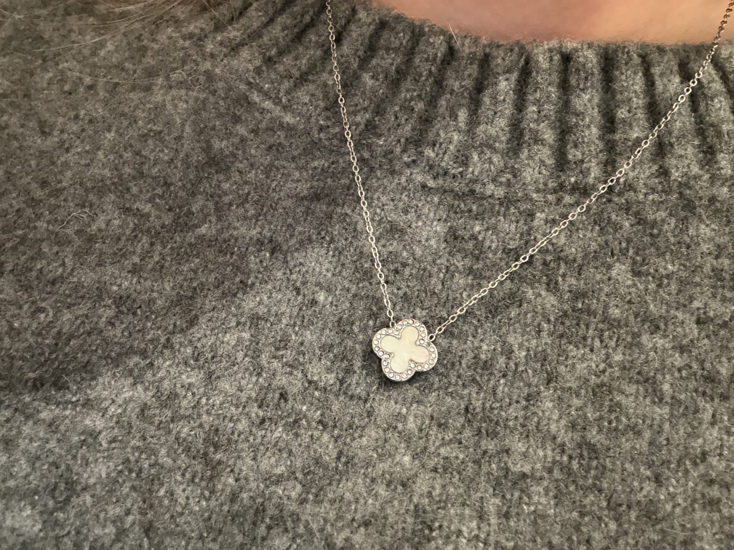 Customer photo review of Pave Perlmutt Lucky Leaf Kette 14K Vergoldet
