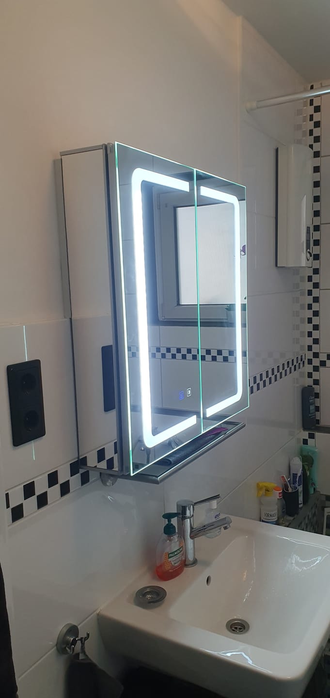 Customer photo review of SONNI Aluminum Spiegelschrank mit Beleuchtung Badezimmer verstellbare Einlegeböden wasserdicht beschlagfrei mit Touchschalter und Steckdose