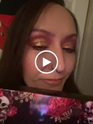 Customer video review of ( PRE ORDER 6-8 WEEKS ) Skullz & Roses Metallic Multichrome Eyeshadow Palette