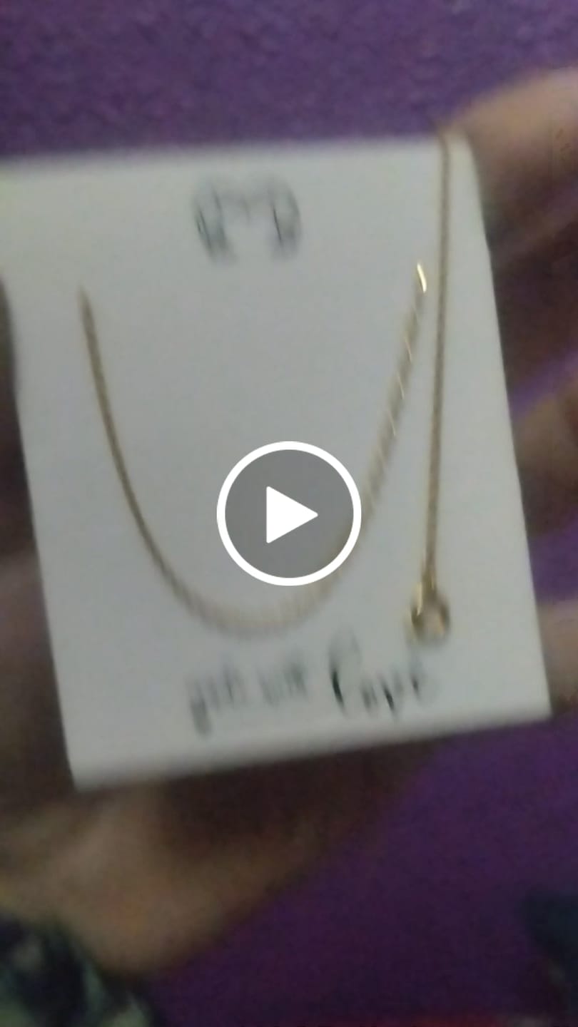 Customer video review of Collar Colores del año