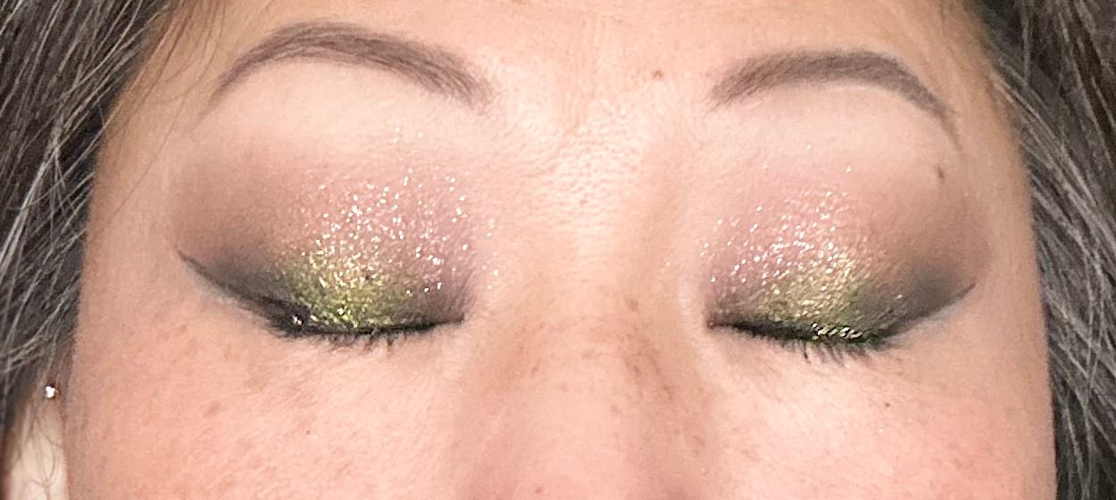 Customer photo review of ( PRE ORDER 5-7 WEEKS ) Skullz & Roses Metallic Multichrome Eyeshadow Palette