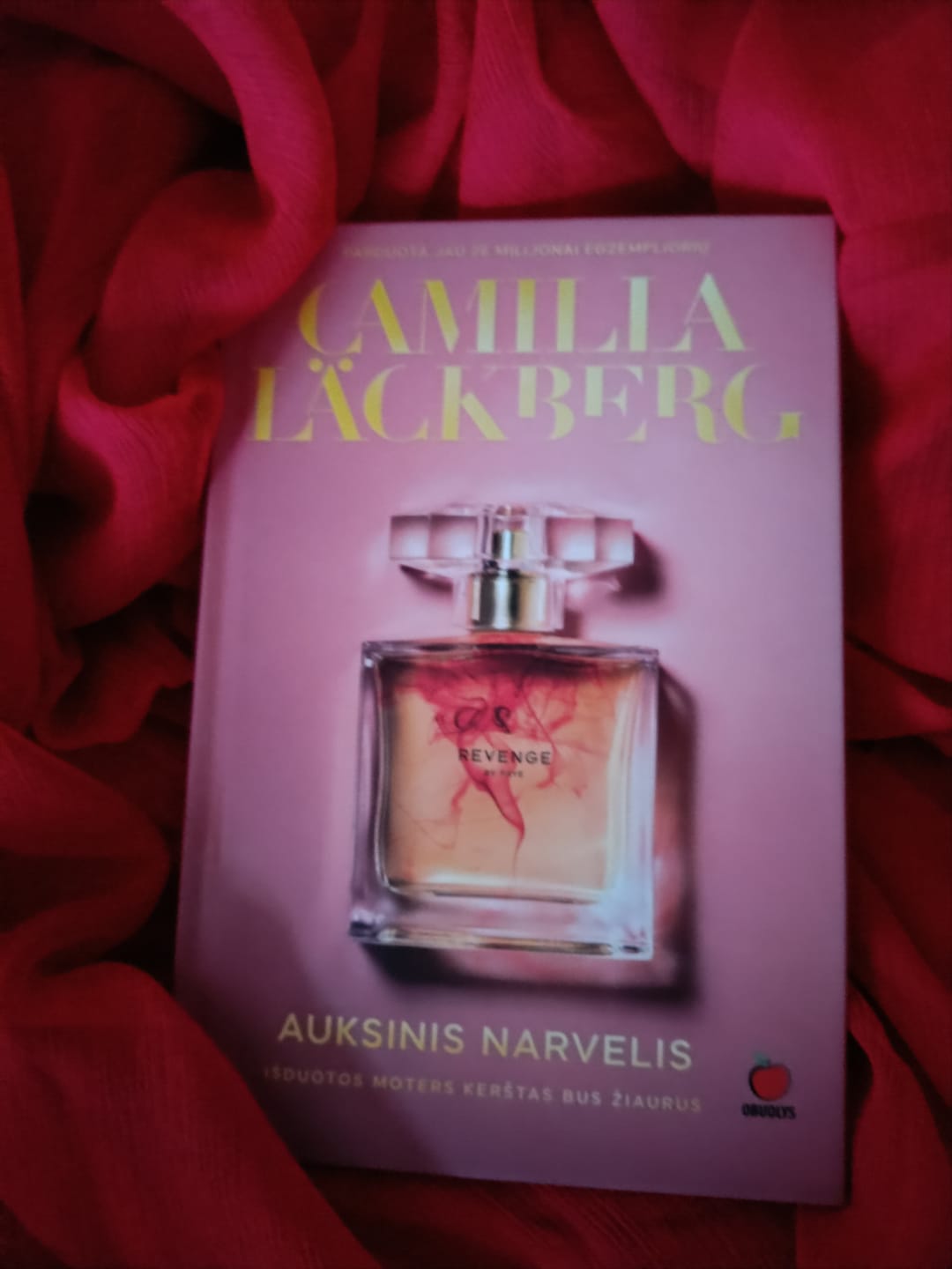 Customer photo review of Auksinis narvelis: Skandinavijos bestselerių karalienės Camillos Läckberg Nr. 1 perkamiausia knyga