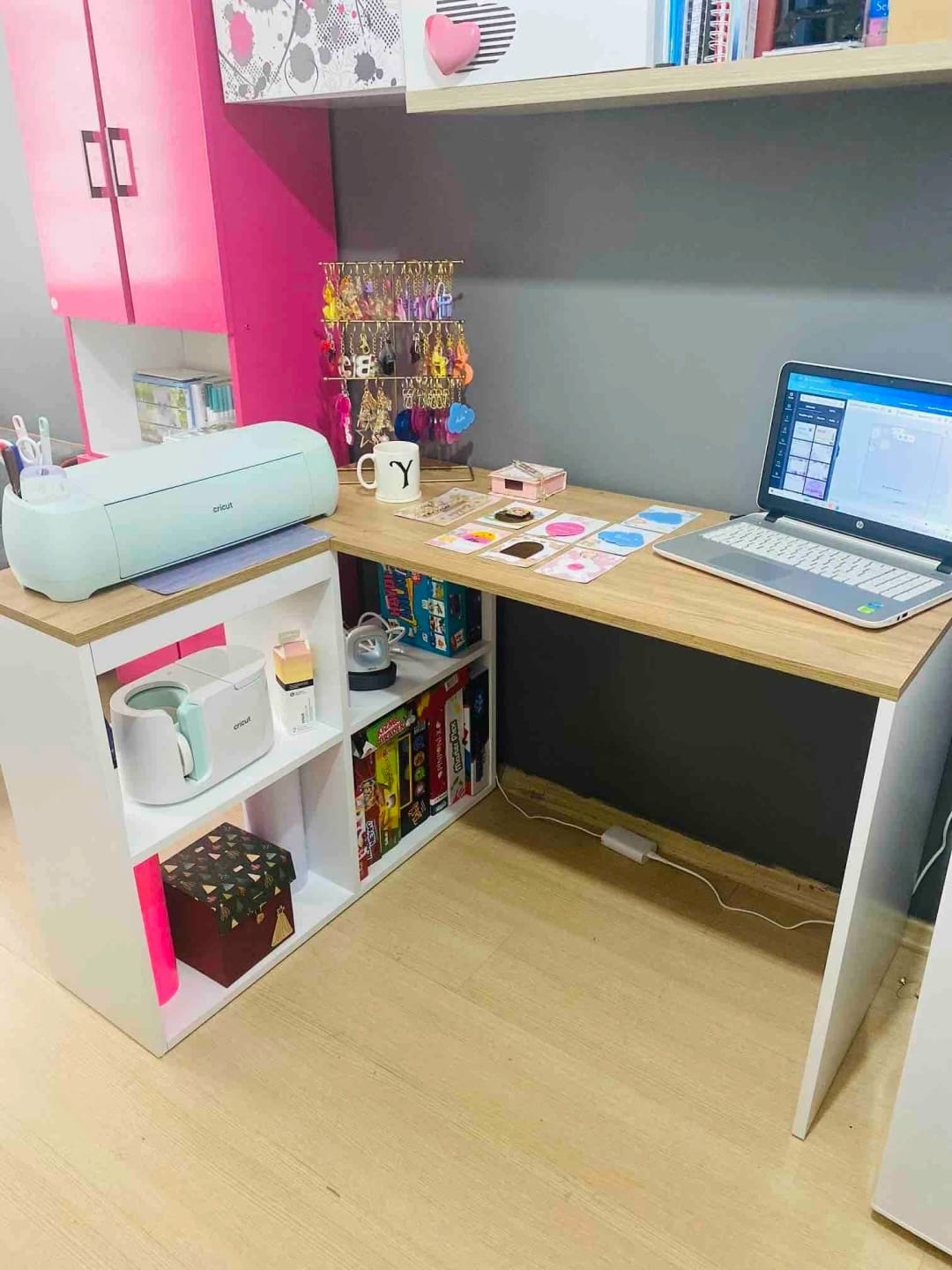 Customer photo review of Rani HA113 Çalışma Ofis Bilgisayar Masası 4 Raflı Köşeli Masa Beyaz - Sepet Ceviz 120 cm