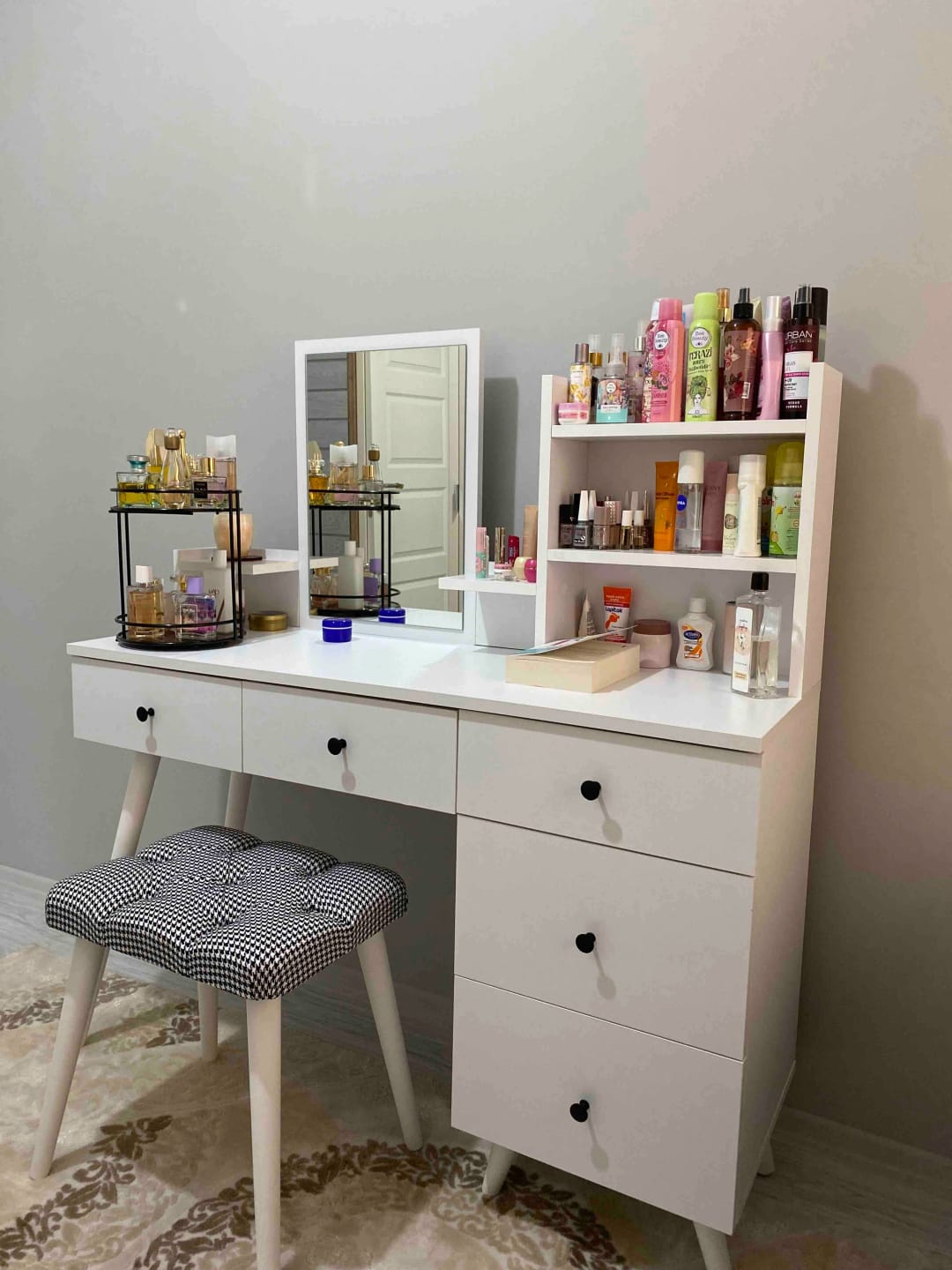 Customer photo review of Rani BJ101 Makyaj Tuvalet Masası 5 Çekmeceli Raflı Aynalı Takı Düzenleyici Puf Takım Beyaz