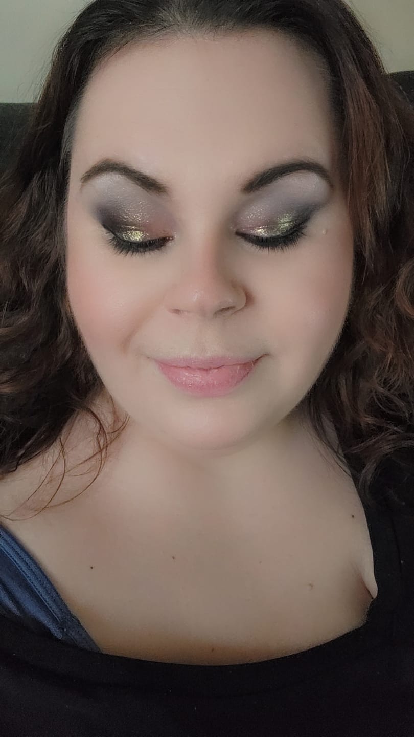 Customer photo review of ( PRE ORDER 5-7 WEEKS ) Skullz & Roses Metallic Multichrome Eyeshadow Palette