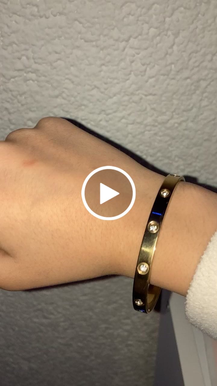 Customer video review of Deluxe Timeless Stone Armreif 18K Vergoldet
