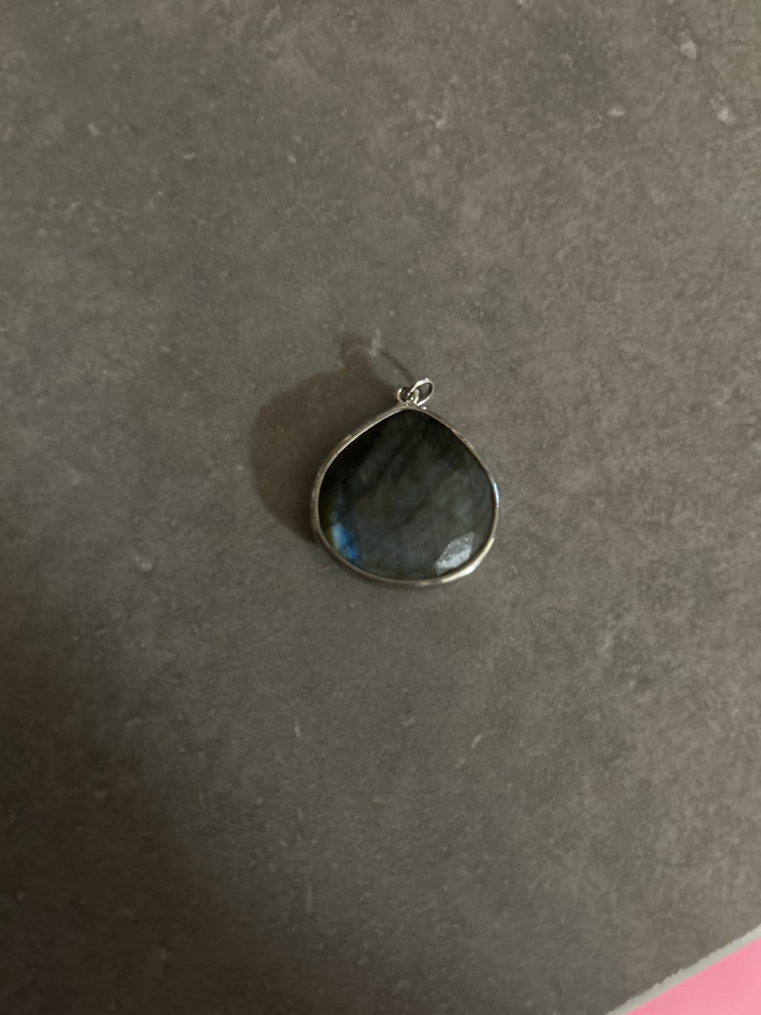 Customer photo review of Pendentif Protection élégant en Labradorite