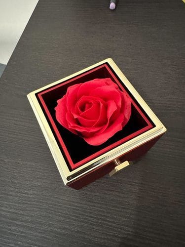 Customer photo review of De Eeuwige Roos Box - Met Gepersonaliseerde Ketting & Echte Roos