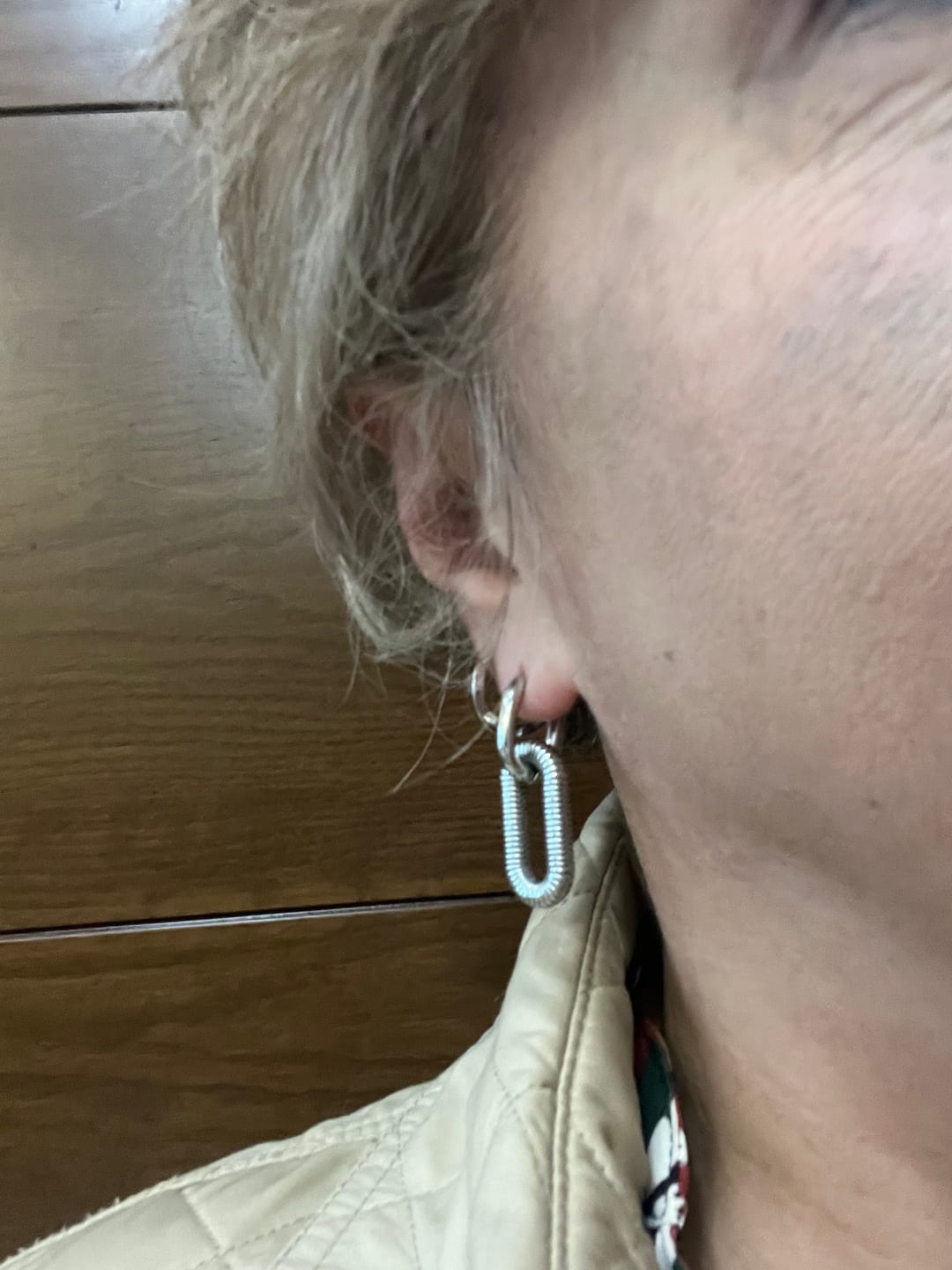 Customer photo review of Par Arracada Con Dije Ovalado