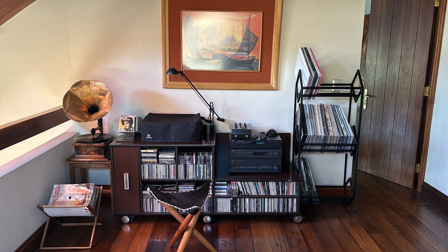 Customer photo review of Porta Vinilo Tres Niveles | LUXE METAL BLACK