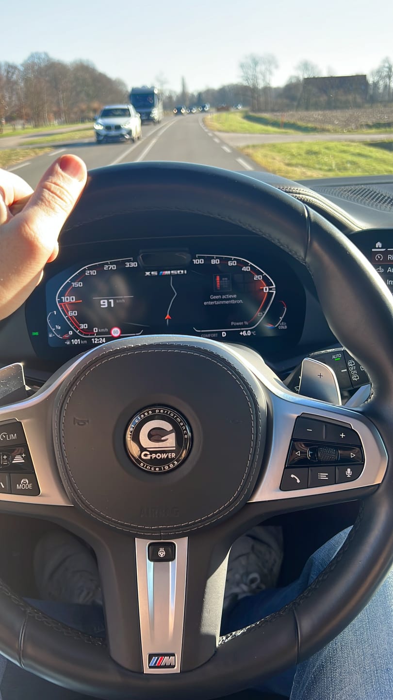 Customer photo review of Wegman Telefoonhouder met QI Draadloze Oplader Auto (15W autolader) - Ventilatierooster, Raam, Dashboard - Magsafe