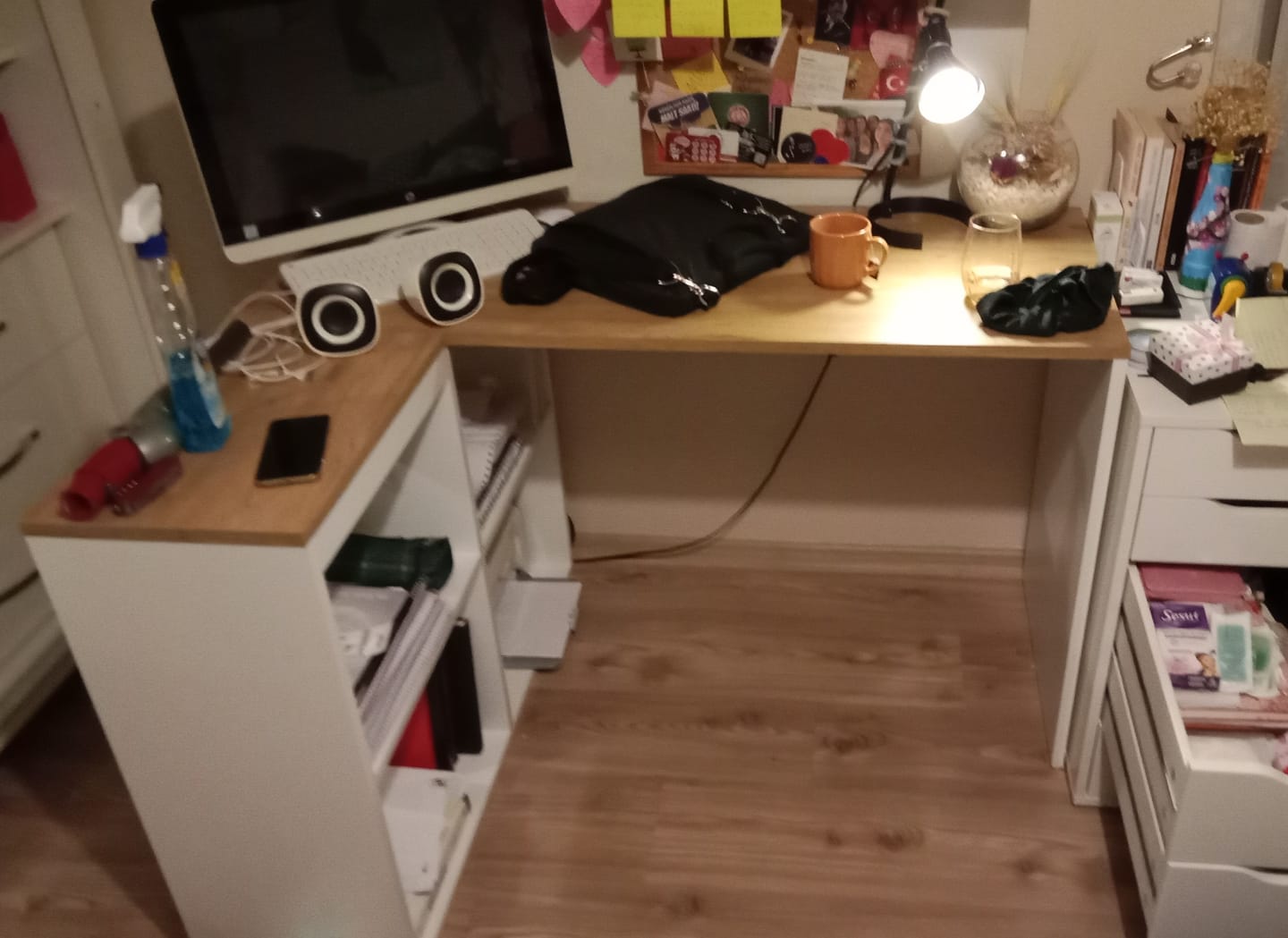 Customer photo review of Rani HA113 Çalışma Ofis Bilgisayar Masası 4 Raflı Köşeli Masa Beyaz - Sepet Ceviz 120 cm