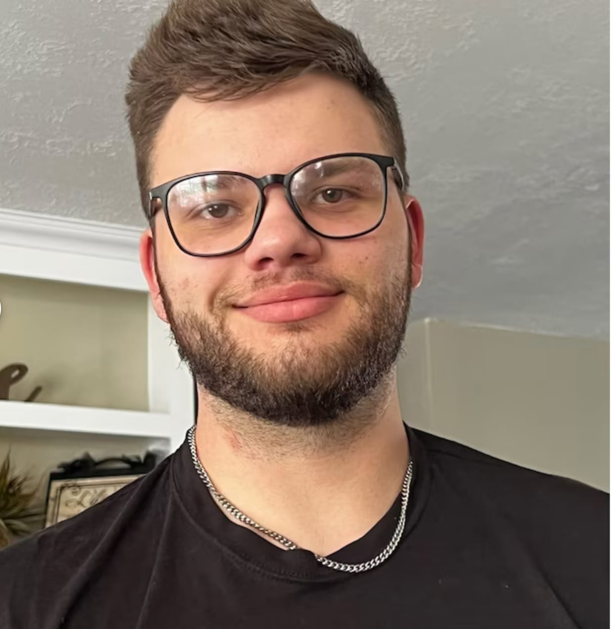 Customer photo review of [Almost Sold Out] To My Amazing Son - Love Mom - Cuban Link Chain
