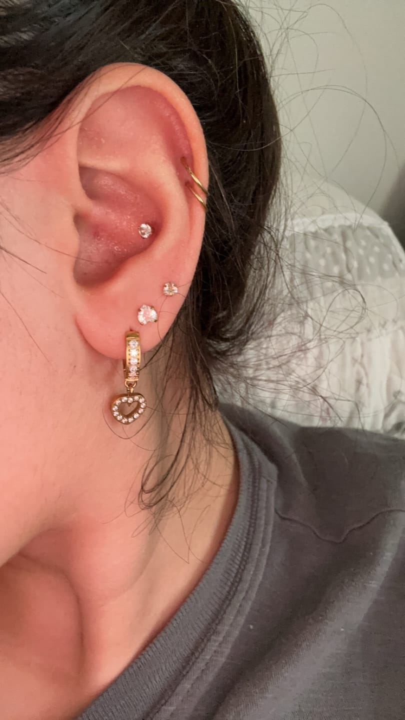 Customer photo review of Bright Heart Ohrstecker | 18K vergoldet