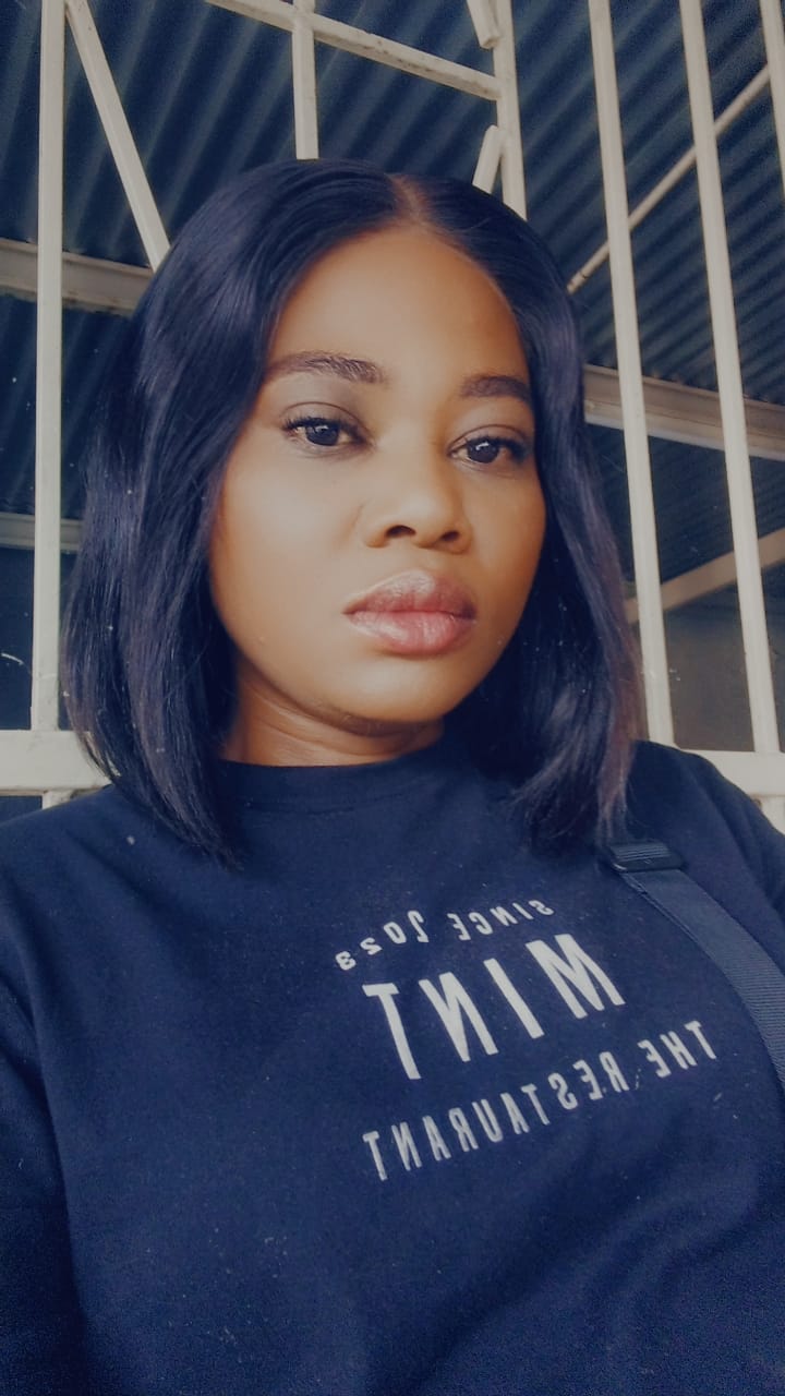 Customer photo review of Straight 10 inch BoB Wig