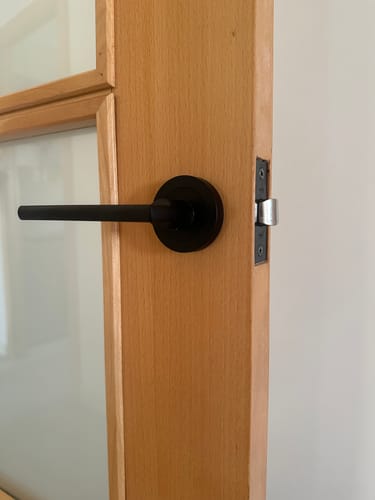 Customer photo review of Manilla modelo Rental 530 de aluminio con Roseta Redonda acabado negro para puertas