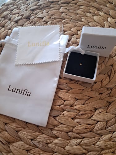 Customer photo review of Le piercing Bianca - labret en titane ASTM F136