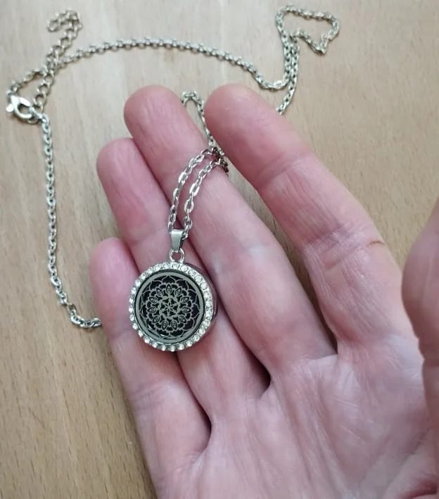 Customer photo review of Pendentif diffuseur d'huile essentielle Aromatherapy Necklace