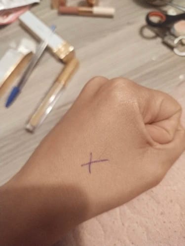 Customer photo review of O.TWO.O LIGHTWEIGHT AND SEAMLESS CONCEALER