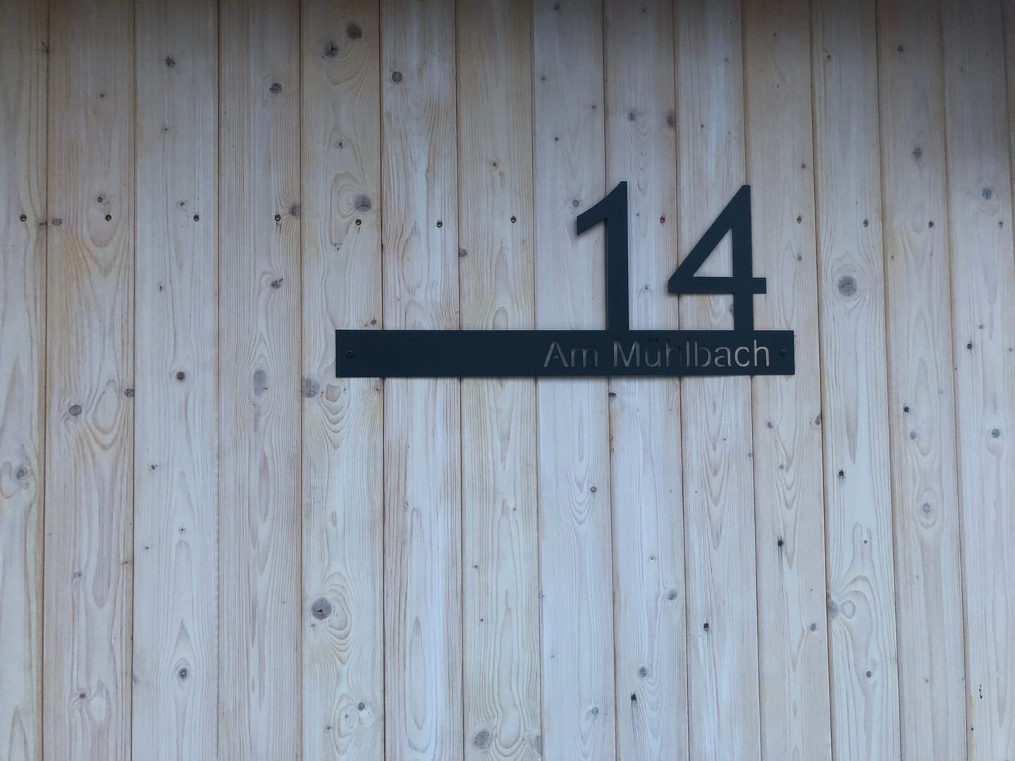 Customer photo review of Hausnummernschild "Viktoria" mit Straßennamen