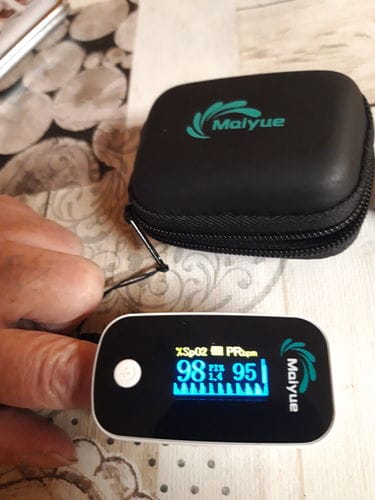 Customer photo review of Saturatiemeter / bloedzuurstofmonitor / saturatiemeter voor vingers / met OLED-display / professioneel en zeer nauwkeurig / ideaal voor gezinnen, ouderen en ziekenhuizen