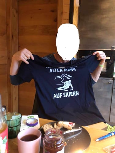 Customer photo review of UNTERSCHÄTZE NIEMALS EINEN ALTEN MANN AUF SKIERN - Herren Bio-Baumwolle T-Shirt