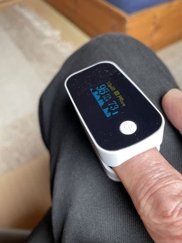 Customer photo review of Saturatiemeter / bloedzuurstofmonitor / saturatiemeter voor vingers / met OLED-display / professioneel en zeer nauwkeurig / ideaal voor gezinnen, ouderen en ziekenhuizen