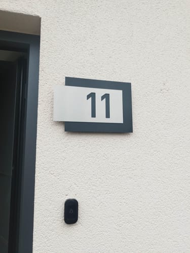 Customer photo review of Edelstahl-Hausnummer, mit 3D Effekt, Rückwand pulverbeschichtet in DB703, Frontblende in Edelstahl