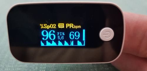 Customer photo review of Saturatiemeter / bloedzuurstofmonitor / saturatiemeter voor vingers / met OLED-display / professioneel en zeer nauwkeurig / ideaal voor gezinnen, ouderen en ziekenhuizen
