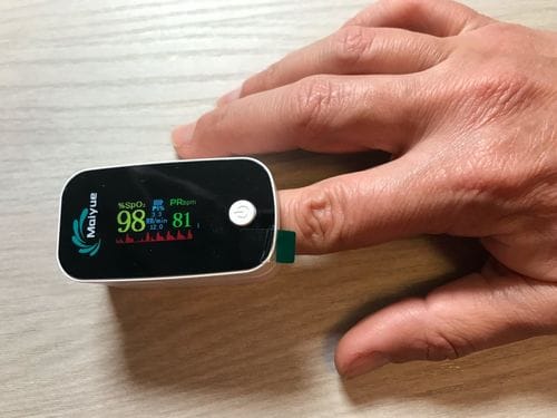 Customer photo review of Saturatiemeter / bloedzuurstofmonitor / saturatiemeter voor vingers / met OLED-display / professioneel en zeer nauwkeurig / ideaal voor gezinnen, ouderen en ziekenhuizen