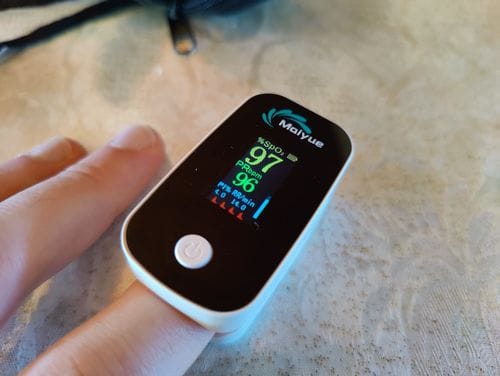 Customer photo review of Saturatiemeter / bloedzuurstofmonitor / saturatiemeter voor vingers / met OLED-display / professioneel en zeer nauwkeurig / ideaal voor gezinnen, ouderen en ziekenhuizen
