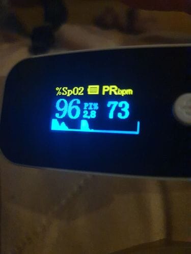Customer photo review of Saturatiemeter / bloedzuurstofmonitor / saturatiemeter voor vingers / met OLED-display / professioneel en zeer nauwkeurig / ideaal voor gezinnen, ouderen en ziekenhuizen