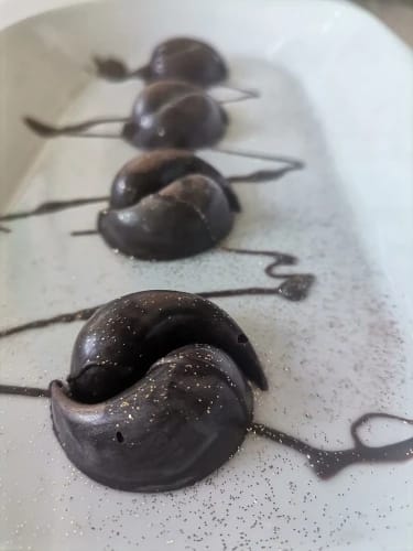 Customer photo review of 3D Polycarbonate Chocolate Mold Sphere Chocolate Bomb Tools Cake Confectionery Mold for Chocolates Bar Mould Bakery Baking Tools