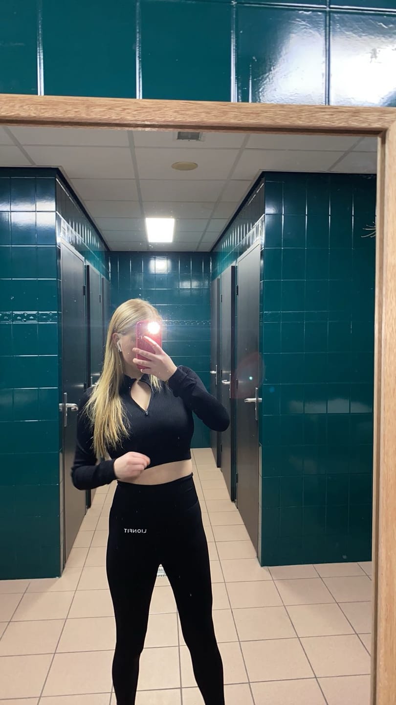 Customer photo review of Nala Halfzip Top Black