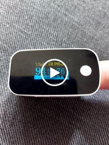 Customer photo review of Saturatiemeter / bloedzuurstofmonitor / saturatiemeter voor vingers / met OLED-display / professioneel en zeer nauwkeurig / ideaal voor gezinnen, ouderen en ziekenhuizen