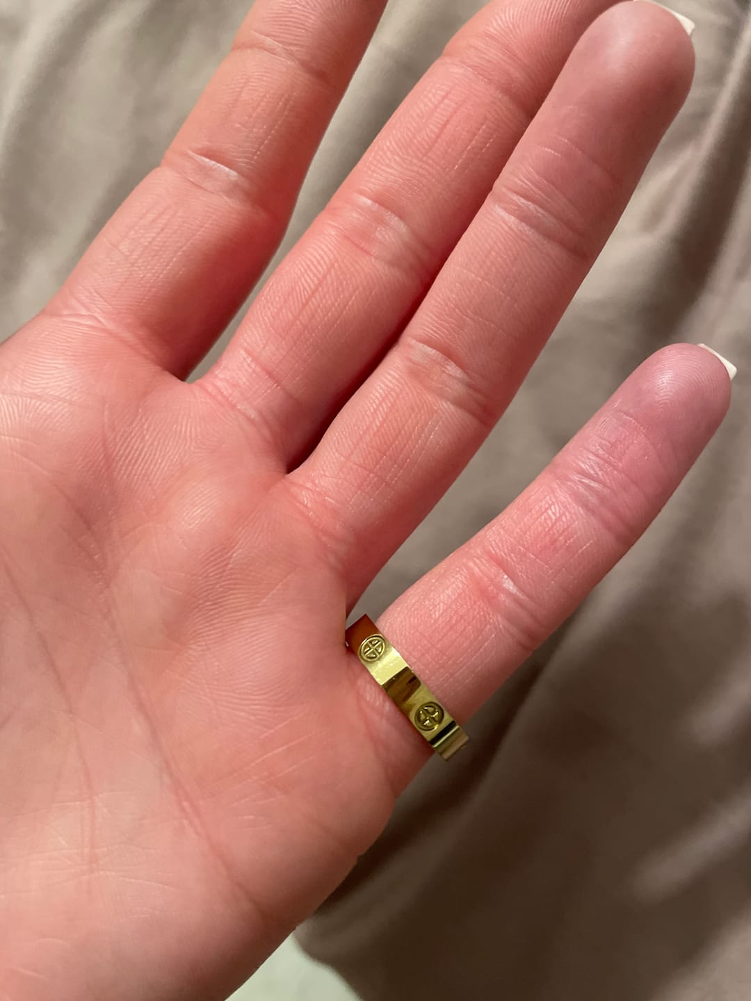 Customer photo review of Crossed Arianna Ring | 18K vergoldet