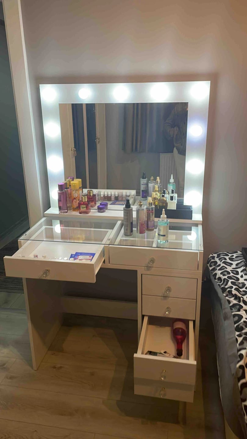 Customer photo review of Rani BJ117 Hollywood Işıklı Aynalı Kulis Makyaj Masası Cam Tablalı 7 Çekmeceli Takı Düzenleyici Beyaz