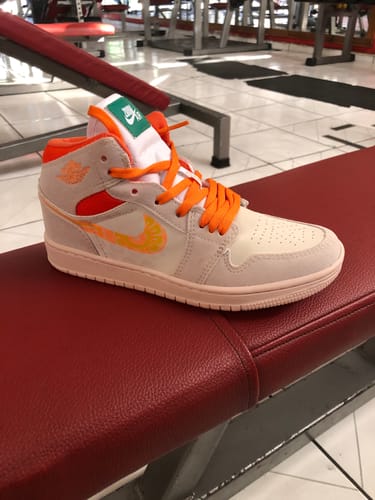 Customer photo review of Tenis Retro 1 Hallowen